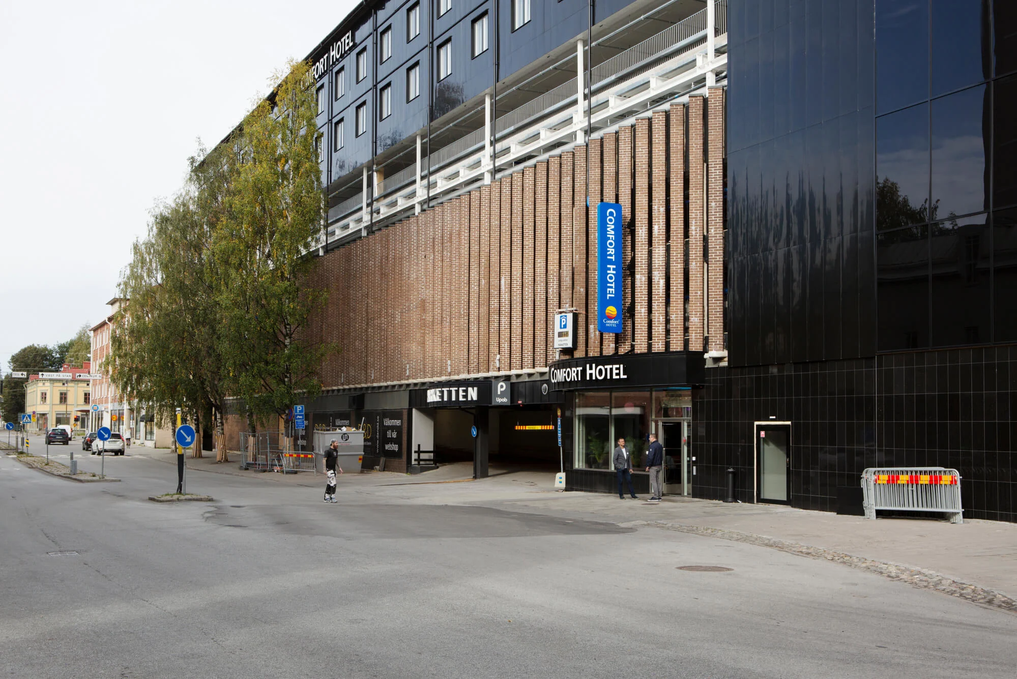 Puumoduuleista rakennettu hotelli